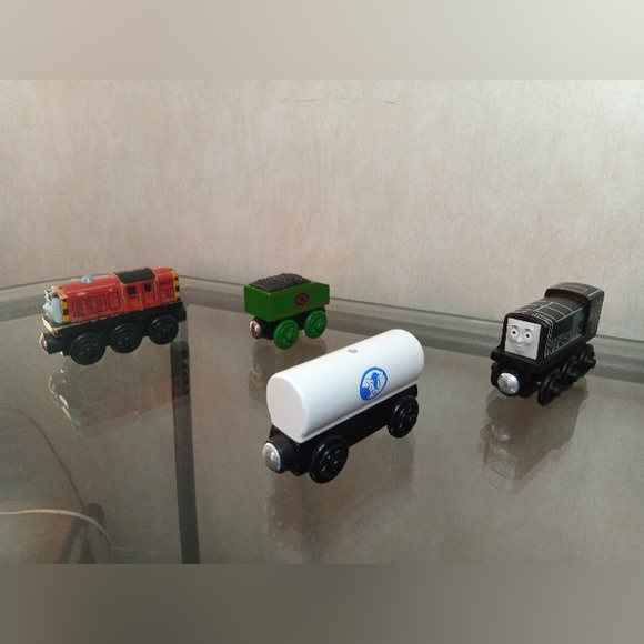 Vintage Thomas the Tank Engine & Friends storage case w/ 4 wooden train pieces - Picture 13 of 16